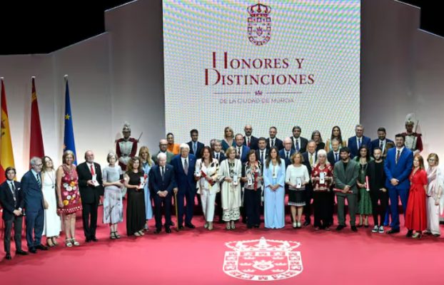 Murcia entrega sus honores y distinciones en un acto en el que la alcaldesa invitó a «construir una ciudad donde el talento sea una oportunidad»