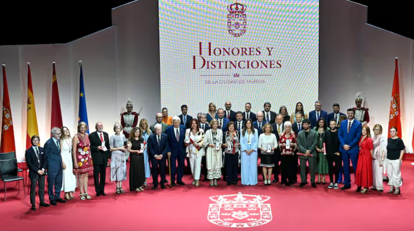 Murcia entrega sus honores y distinciones en un acto en el que la alcaldesa invitó a «construir una ciudad donde el talento sea una oportunidad»